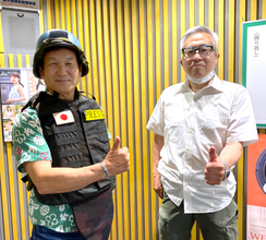 「撃たれるときは後ろから」ウクライナの最前線を取材してきた“不肖宮嶋”　防弾チョッキ現物を辛坊治郎が試着