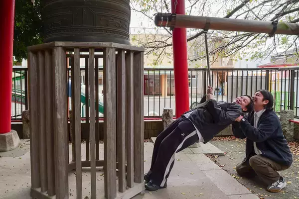 「ひとり一回鐘がつける！？　古くから学問の神様を祀る、神社前鳥神社にてランパンプスが合格祈願！」の画像