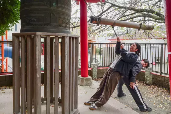 「ひとり一回鐘がつける！？　古くから学問の神様を祀る、神社前鳥神社にてランパンプスが合格祈願！」の画像