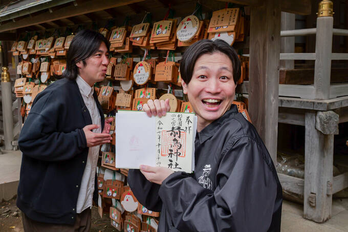 ひとり一回鐘がつける！？　古くから学問の神様を祀る、神社前鳥神社にてランパンプスが合格祈願！