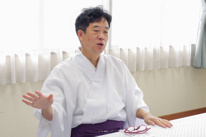 ひとり一回鐘がつける！？　古くから学問の神様を祀る、神社前鳥神社にてランパンプスが合格祈願！