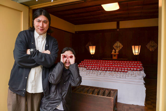 ひとり一回鐘がつける！？　古くから学問の神様を祀る、神社前鳥神社にてランパンプスが合格祈願！