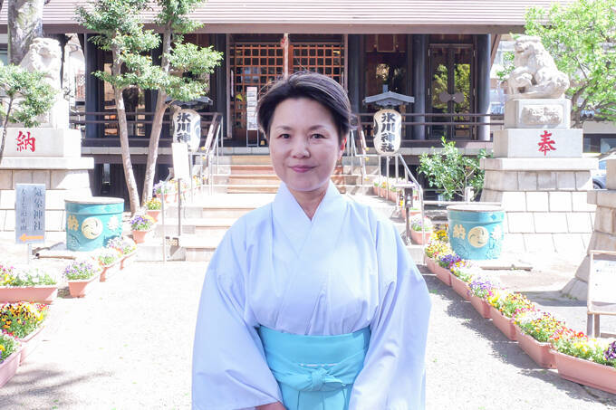 知恵の神様を祀る日本唯一の気象神社ってなに！？　高円寺氷川神社にてランパンプスが合格祈願！