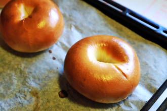ベーグルの仕上がりが「ツヤツヤ」なのはどうして？