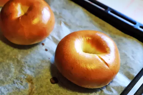 ベーグルの仕上がりが「ツヤツヤ」なのはどうして？