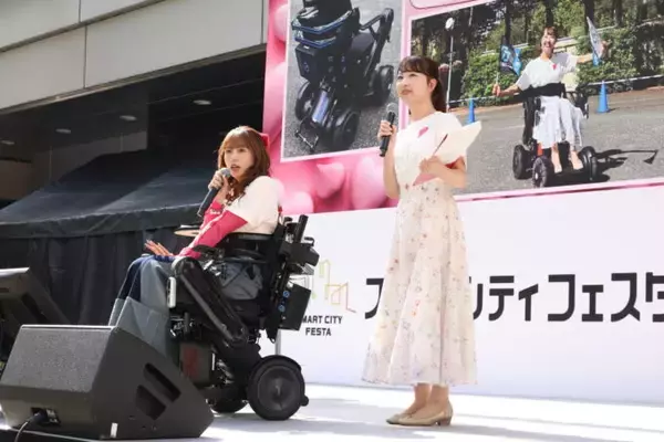 「番組１周年記念公開収録を開催！『オールナイトニッポンPODCAST 佐々木彩夏の０１００』東京都庁 都民広場ステージでの公開収録の模様を配信中」の画像