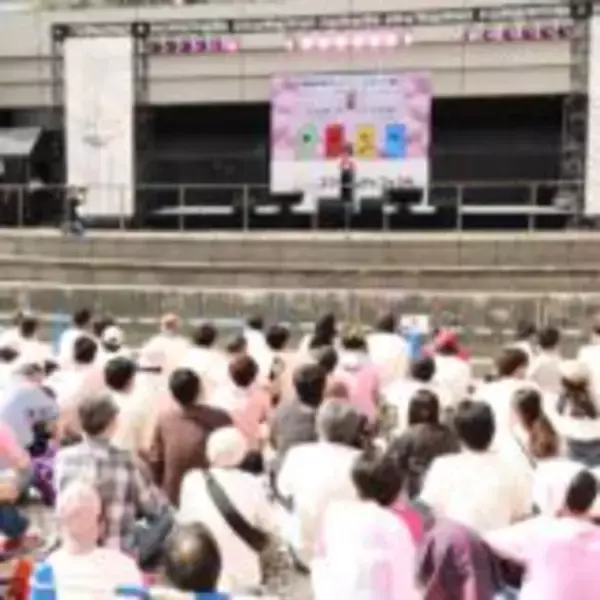 「番組１周年記念公開収録を開催！『オールナイトニッポンPODCAST 佐々木彩夏の０１００』東京都庁 都民広場ステージでの公開収録の模様を配信中」の画像