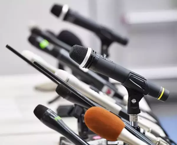 「巻き込まれたメディア　信頼と言葉」の画像