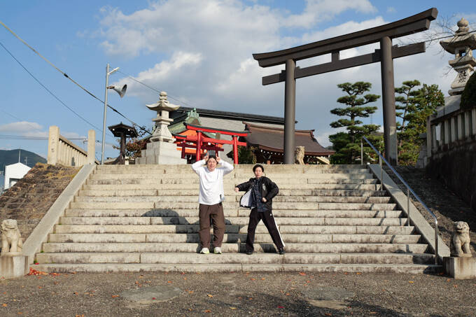 正体は口外禁止の鬼「やぶ」とは！？　海を望む呉の総鎮守、亀山神社にてランパンプスが合格祈願！