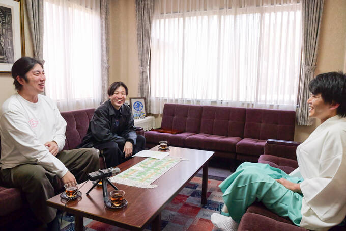 正体は口外禁止の鬼「やぶ」とは！？　海を望む呉の総鎮守、亀山神社にてランパンプスが合格祈願！