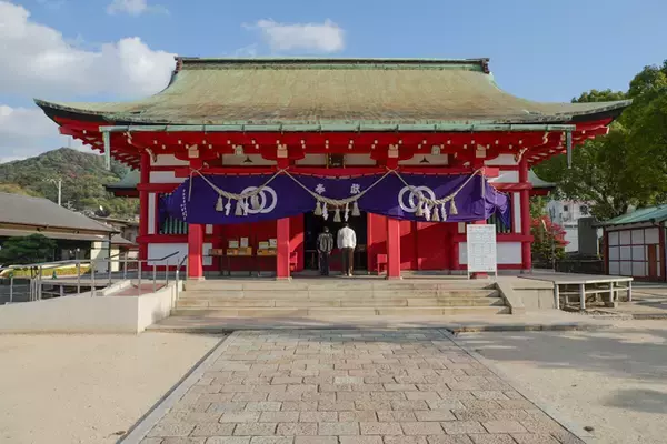 「正体は口外禁止の鬼「やぶ」とは！？　海を望む呉の総鎮守、亀山神社にてランパンプスが合格祈願！」の画像