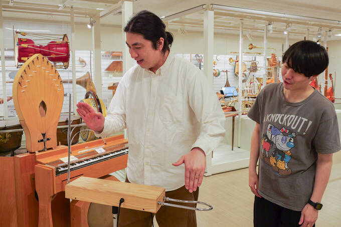 世界の楽器が大集合！？　国立音楽大学 楽器学資料館の展示室にランパンプスが潜入！