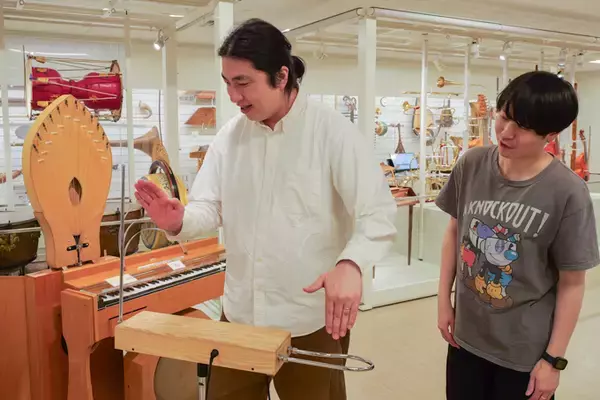 「世界の楽器が大集合！？　国立音楽大学 楽器学資料館の展示室にランパンプスが潜入！」の画像