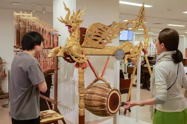 「世界の楽器が大集合！？　国立音楽大学 楽器学資料館の展示室にランパンプスが潜入！」の画像