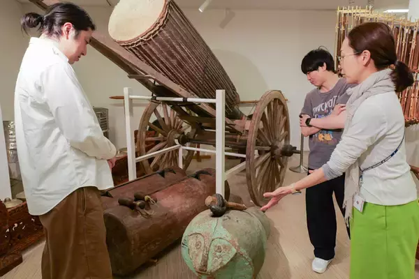 「世界の楽器が大集合！？　国立音楽大学 楽器学資料館の展示室にランパンプスが潜入！」の画像