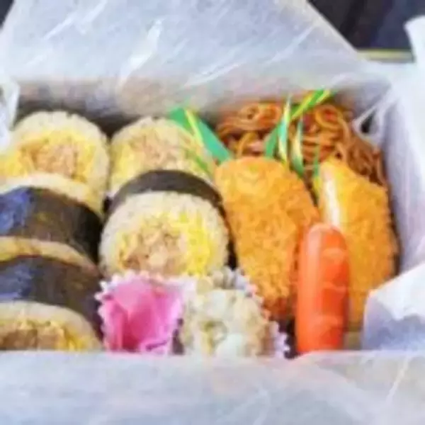 「鳥栖の名物駅弁・かしわめしが海苔巻きに！　「5個入り」の理由は？」の画像