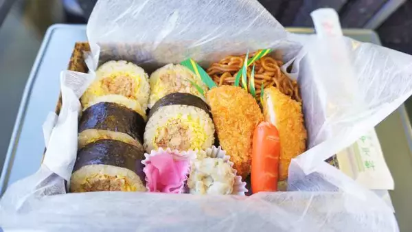 「鳥栖の名物駅弁・かしわめしが海苔巻きに！　「5個入り」の理由は？」の画像