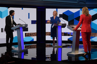 英保守党党首選候補のテレビ討論中、司会者が気絶