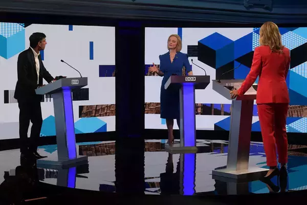 英保守党党首選候補のテレビ討論中、司会者が気絶