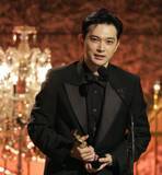 「吉沢亮、『国宝』で第49回日本アカデミー賞最優秀男優賞受賞！ 盟友からトロフィーという名のバトンを受け取る」の画像1