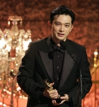 吉沢亮、『国宝』で第49回日本アカデミー賞最優秀男優賞受賞！ 盟友からトロフィーという名のバトンを受け取る