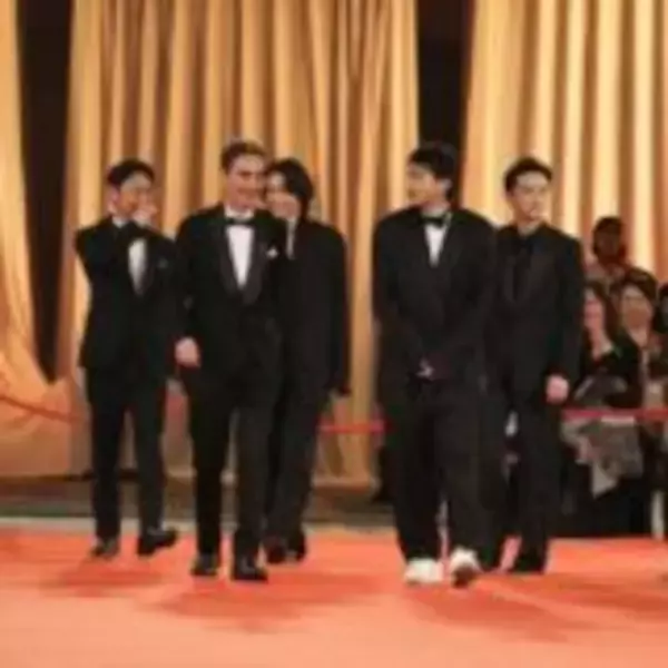 「吉沢亮、『国宝』で第49回日本アカデミー賞最優秀男優賞受賞！ 盟友からトロフィーという名のバトンを受け取る」の画像