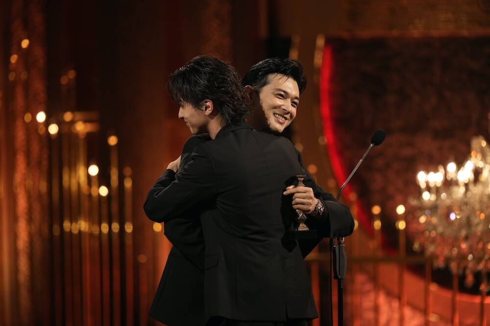 吉沢亮、『国宝』で第49回日本アカデミー賞最優秀男優賞受賞！ 盟友からトロフィーという名のバトンを受け取る