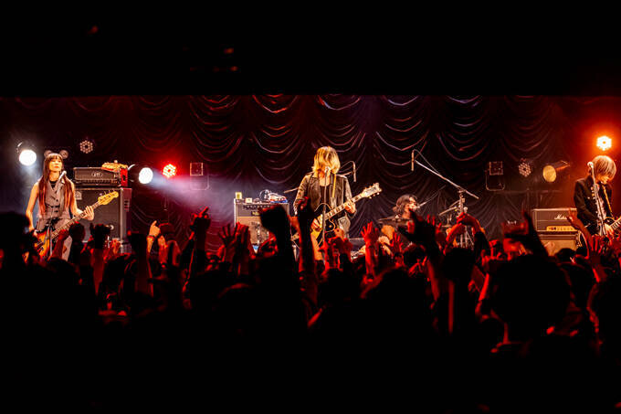“日本で一番ワケの分からない夜”～ロックバンド・ a flood of circleと漫才師・金属バットのツーマンライブ　オフィシャルレポート