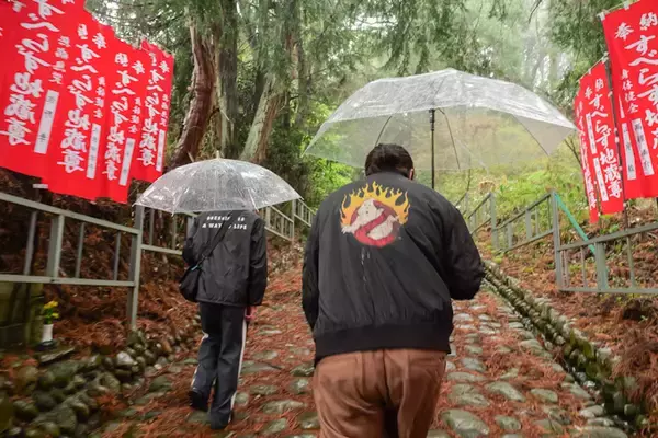 「“すべらない”は本当なのか！？　静岡・すべらず地蔵尊でランパンプスがガチ検証！」の画像