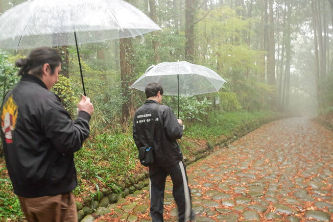 “すべらない”は本当なのか！？　静岡・すべらず地蔵尊でランパンプスがガチ検証！