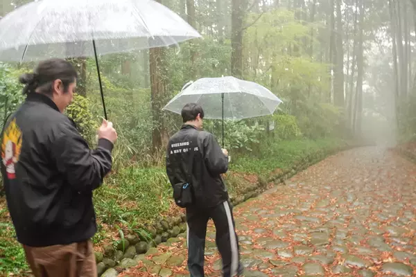 「“すべらない”は本当なのか！？　静岡・すべらず地蔵尊でランパンプスがガチ検証！」の画像