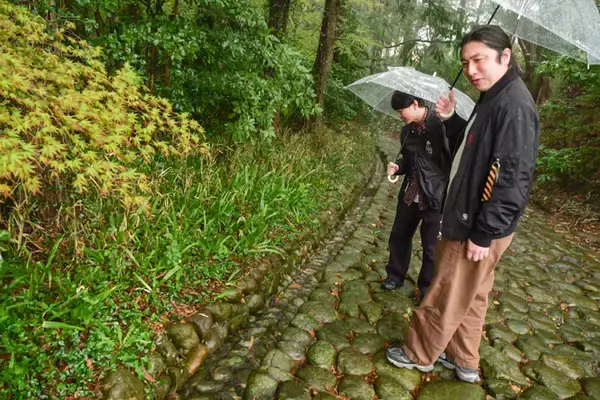 「“すべらない”は本当なのか！？　静岡・すべらず地蔵尊でランパンプスがガチ検証！」の画像