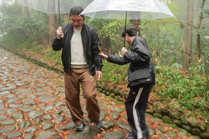 “すべらない”は本当なのか！？　静岡・すべらず地蔵尊でランパンプスがガチ検証！