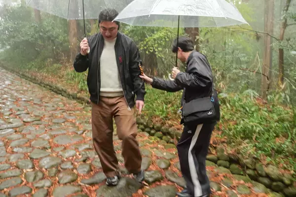 「“すべらない”は本当なのか！？　静岡・すべらず地蔵尊でランパンプスがガチ検証！」の画像