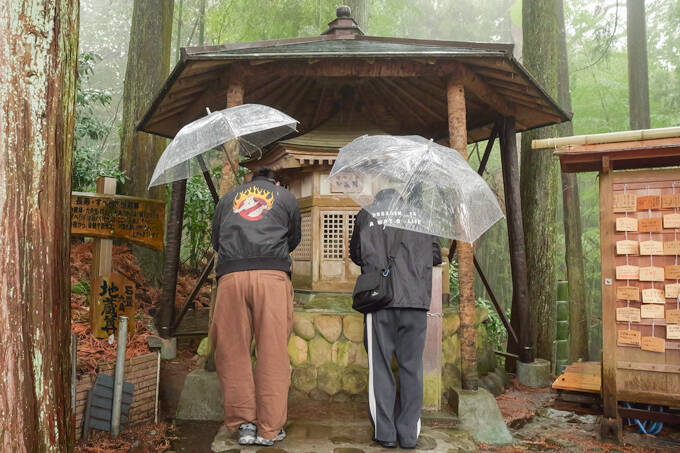 “すべらない”は本当なのか！？　静岡・すべらず地蔵尊でランパンプスがガチ検証！