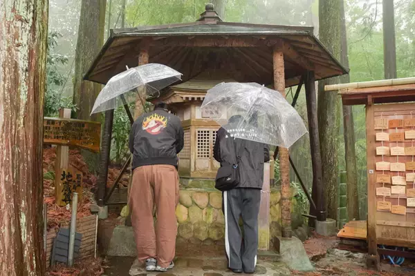 「“すべらない”は本当なのか！？　静岡・すべらず地蔵尊でランパンプスがガチ検証！」の画像