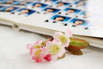 卒業写真でよくある「欠席者の丸抜き」、現在はどうしているの？