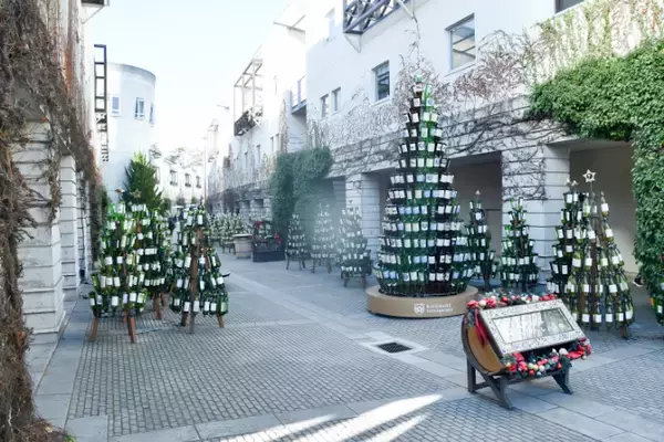 「飲んで、見て、知って……1日中ワインを楽しめる「リゾナーレ八ヶ岳」　1万2千本のワインボトルが彩る「ワインリゾートクリスマス2025」開催」の画像