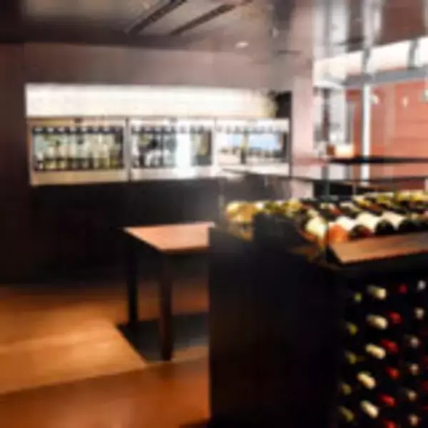 「飲んで、見て、知って……1日中ワインを楽しめる「リゾナーレ八ヶ岳」　1万2千本のワインボトルが彩る「ワインリゾートクリスマス2025」開催」の画像