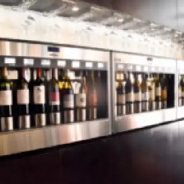 「飲んで、見て、知って……1日中ワインを楽しめる「リゾナーレ八ヶ岳」　1万2千本のワインボトルが彩る「ワインリゾートクリスマス2025」開催」の画像