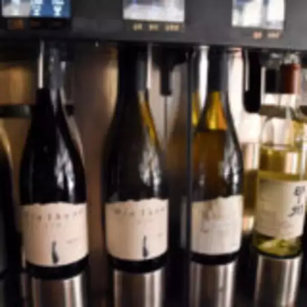 「飲んで、見て、知って……1日中ワインを楽しめる「リゾナーレ八ヶ岳」　1万2千本のワインボトルが彩る「ワインリゾートクリスマス2025」開催」の画像