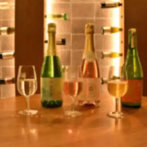 「飲んで、見て、知って……1日中ワインを楽しめる「リゾナーレ八ヶ岳」　1万2千本のワインボトルが彩る「ワインリゾートクリスマス2025」開催」の画像