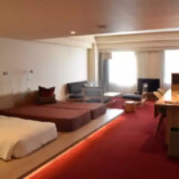 「飲んで、見て、知って……1日中ワインを楽しめる「リゾナーレ八ヶ岳」　1万2千本のワインボトルが彩る「ワインリゾートクリスマス2025」開催」の画像