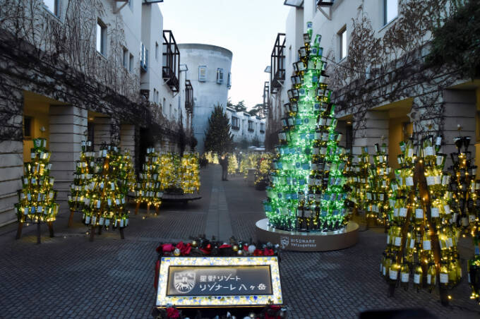 飲んで、見て、知って……1日中ワインを楽しめる「リゾナーレ八ヶ岳」　1万2千本のワインボトルが彩る「ワインリゾートクリスマス2025」開催