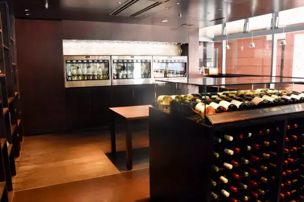 「飲んで、見て、知って……1日中ワインを楽しめる「リゾナーレ八ヶ岳」　1万2千本のワインボトルが彩る「ワインリゾートクリスマス2025」開催」の画像