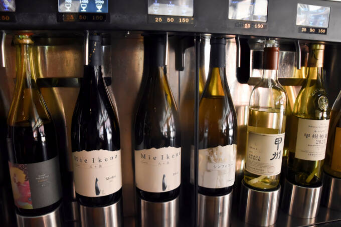 飲んで、見て、知って……1日中ワインを楽しめる「リゾナーレ八ヶ岳」　1万2千本のワインボトルが彩る「ワインリゾートクリスマス2025」開催