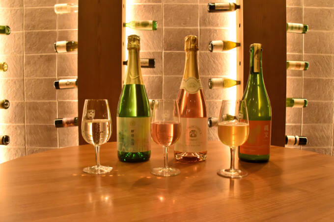 飲んで、見て、知って……1日中ワインを楽しめる「リゾナーレ八ヶ岳」　1万2千本のワインボトルが彩る「ワインリゾートクリスマス2025」開催