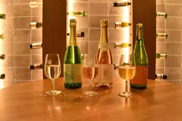 「飲んで、見て、知って……1日中ワインを楽しめる「リゾナーレ八ヶ岳」　1万2千本のワインボトルが彩る「ワインリゾートクリスマス2025」開催」の画像