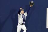 「DeNA・佐野恵太、守備で魅せた！谷繁氏「頭を越えたかなと」」の画像1