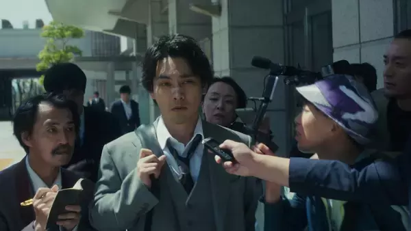 「Netflixシリーズ『九条の大罪』柳楽優弥×松村北斗、法とモラルの境界線に迫るリーガル・サスペンス」の画像